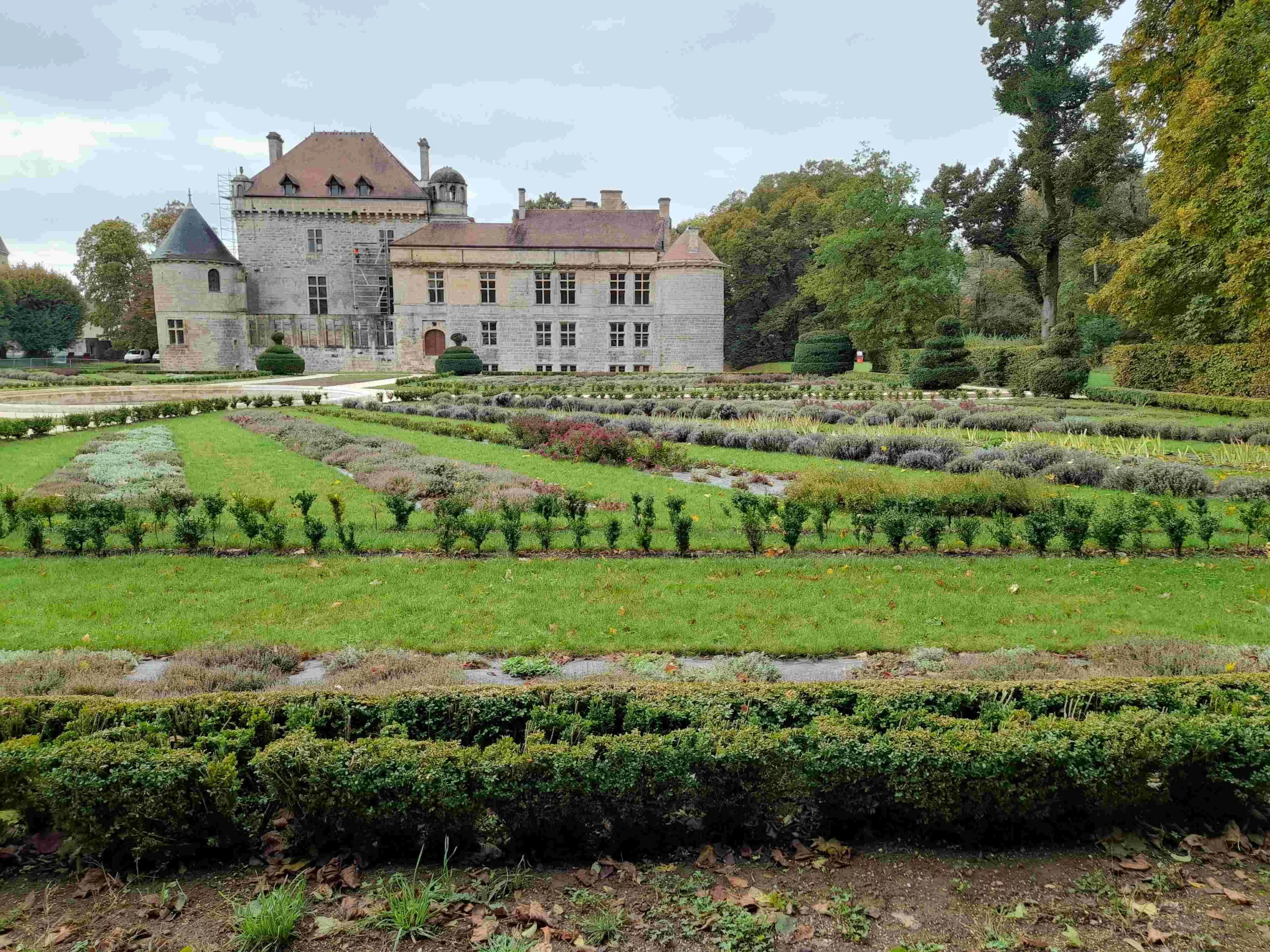Aménagement paysager réalisé par DEFIS dans les jardins du château de Pailly.