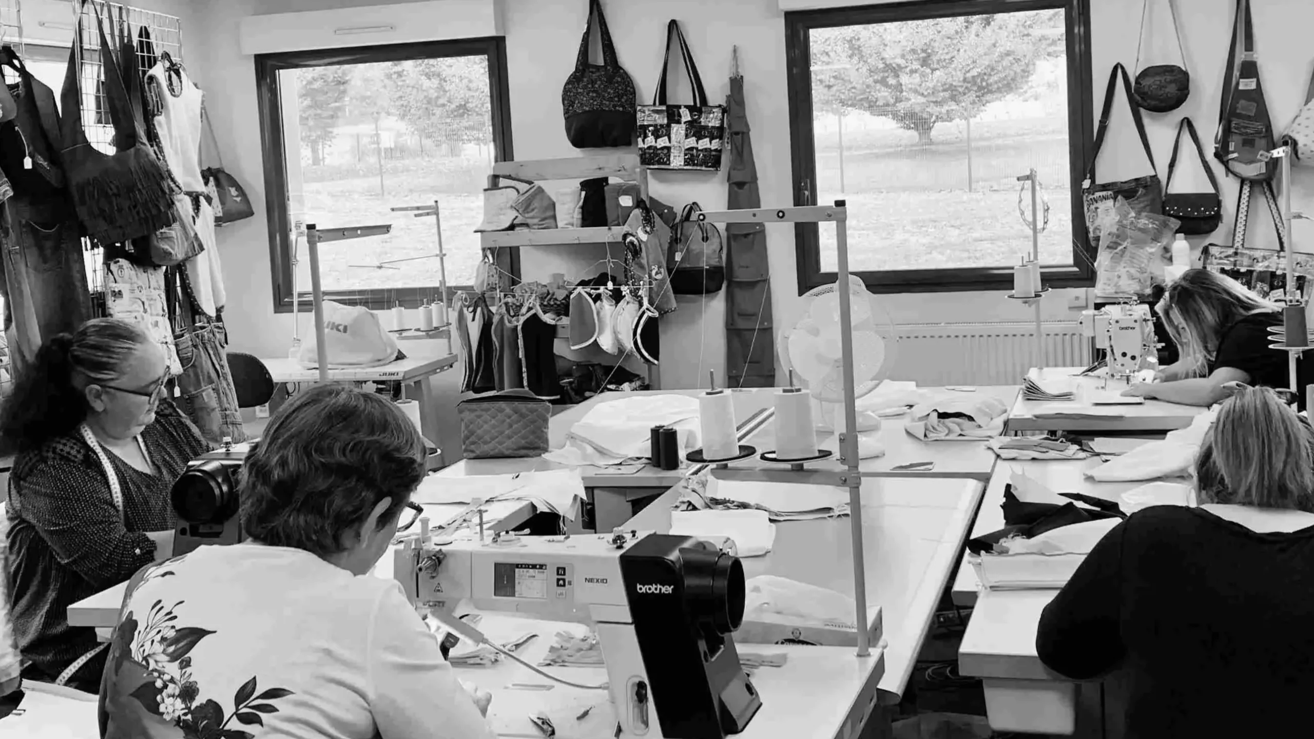Salariées de DEFIS réalisant une prestation de couture et de retouche textile.