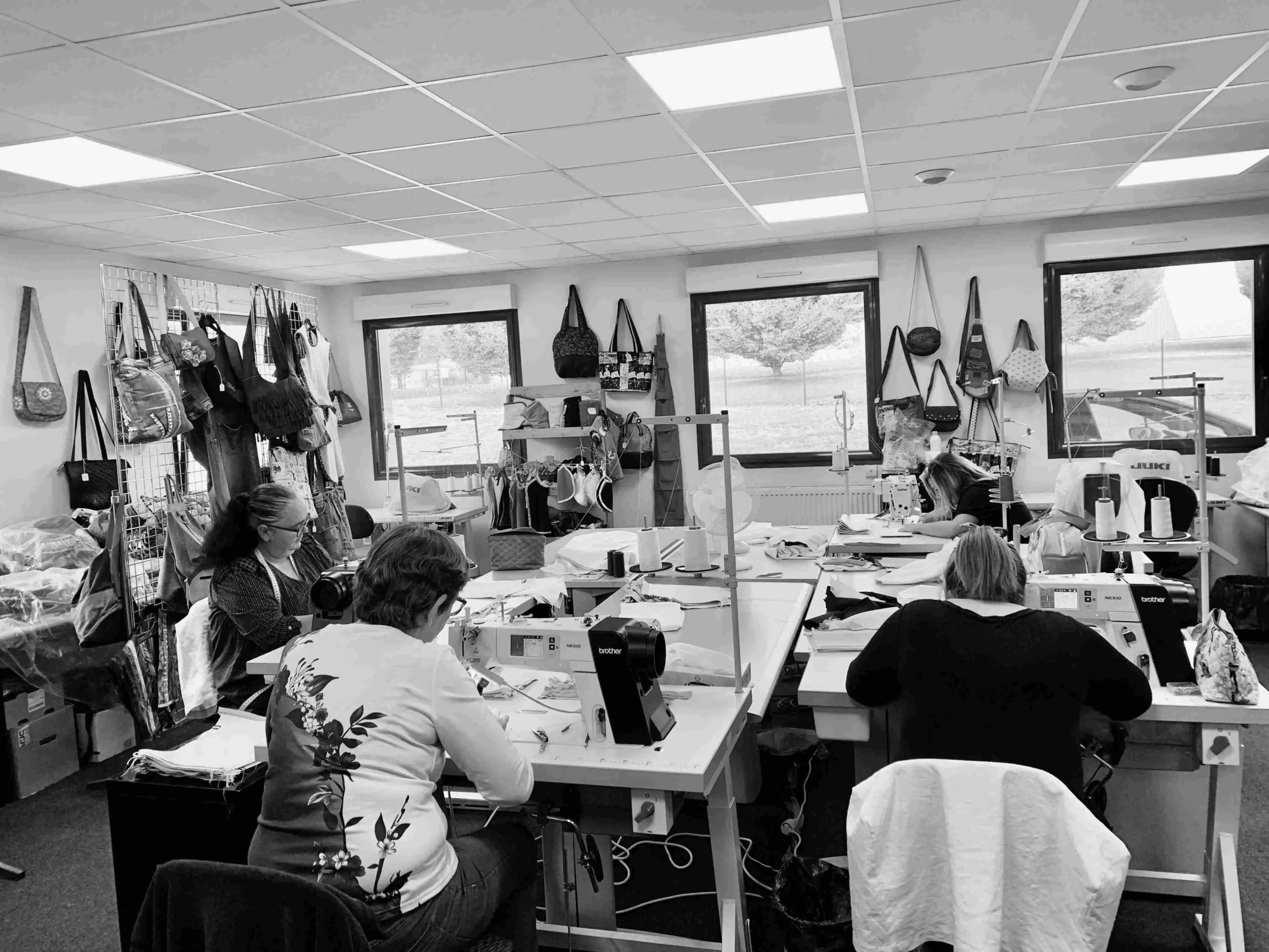 Salariées de DEFIS réalisant une prestation de création et retouche textile