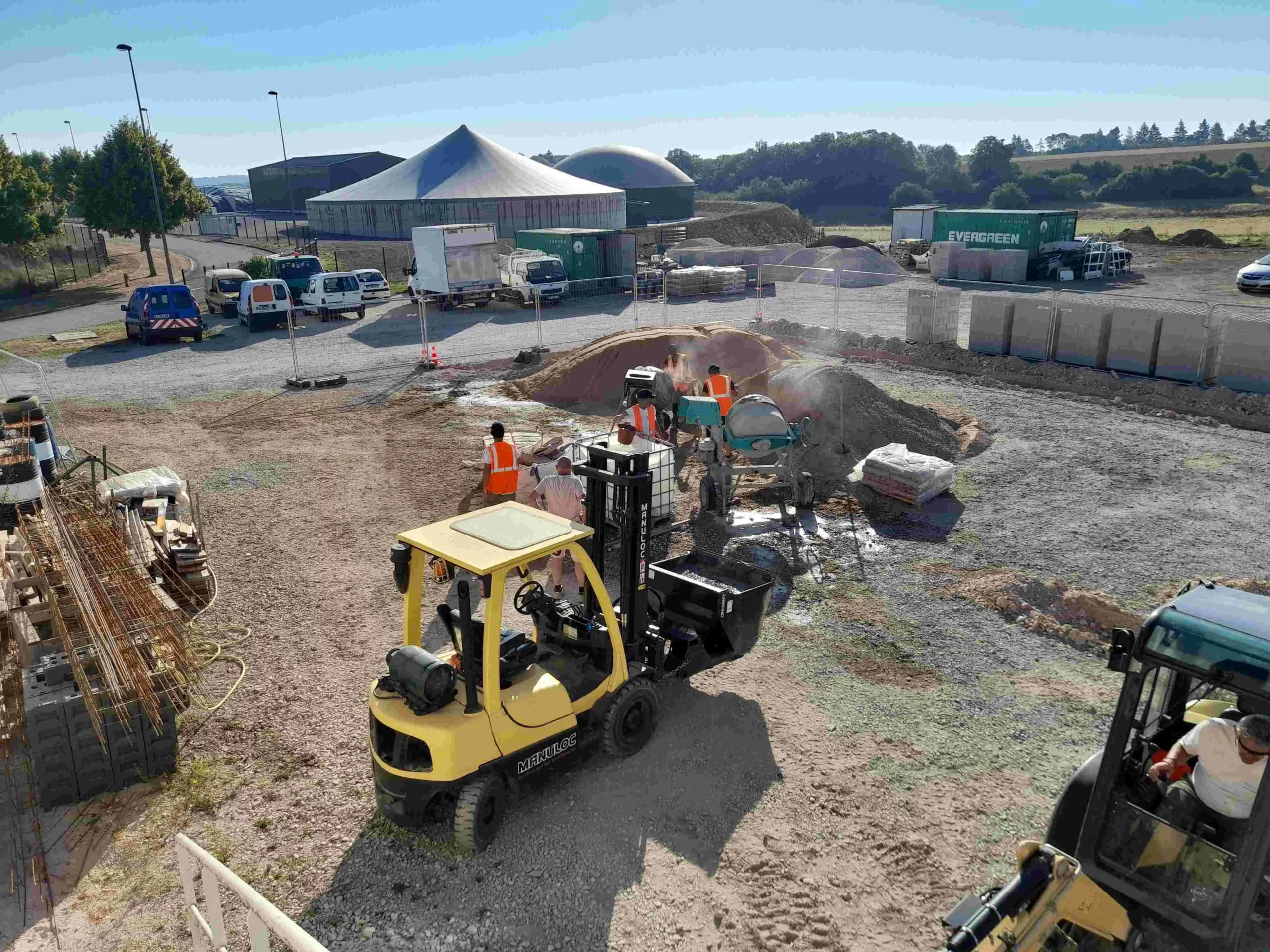Engins et équipements de chantier utilisés par DEFIS pour ses activités de bâtiment et travaux extérieurs.