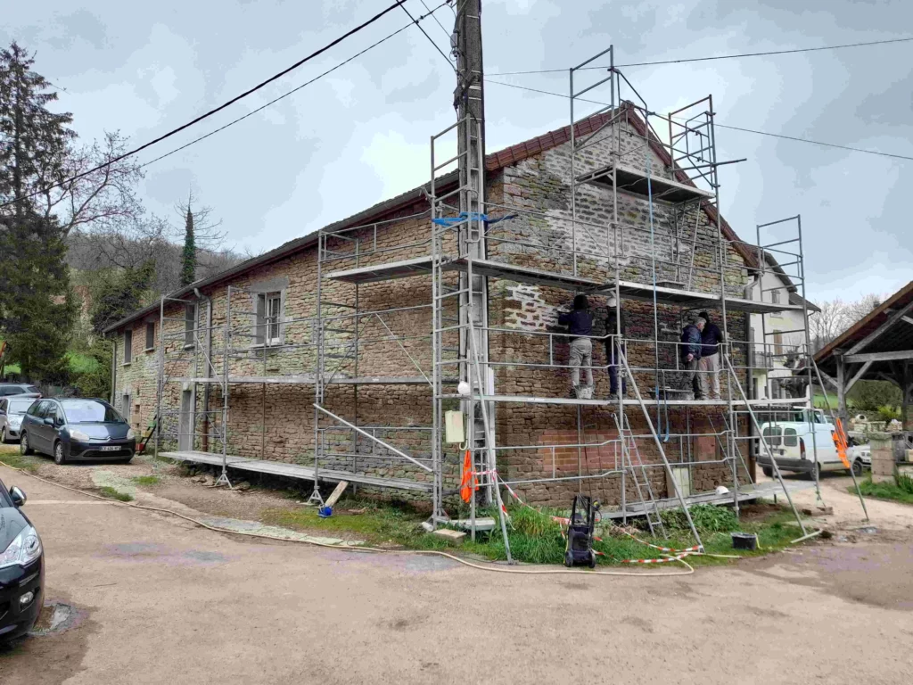 Travaux de joints à la chaux réalisés par DEFIS sur un bâtiment ancien.