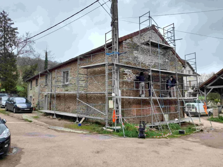 Travaux de joints à la chaux réalisés par DEFIS sur un bâtiment ancien.