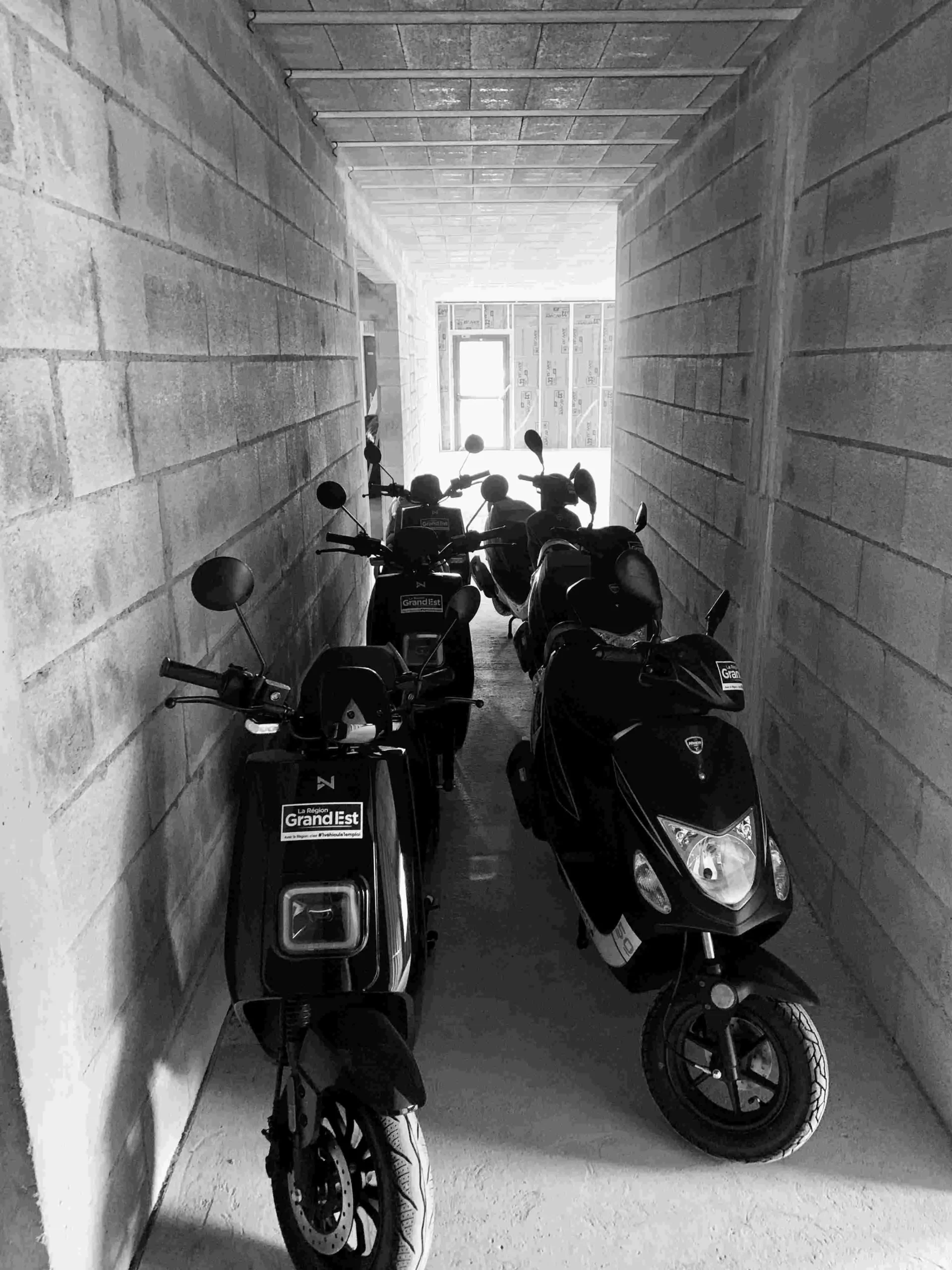 Scooters proposés par DEFIS dans le cadre de son service de location solidaire.