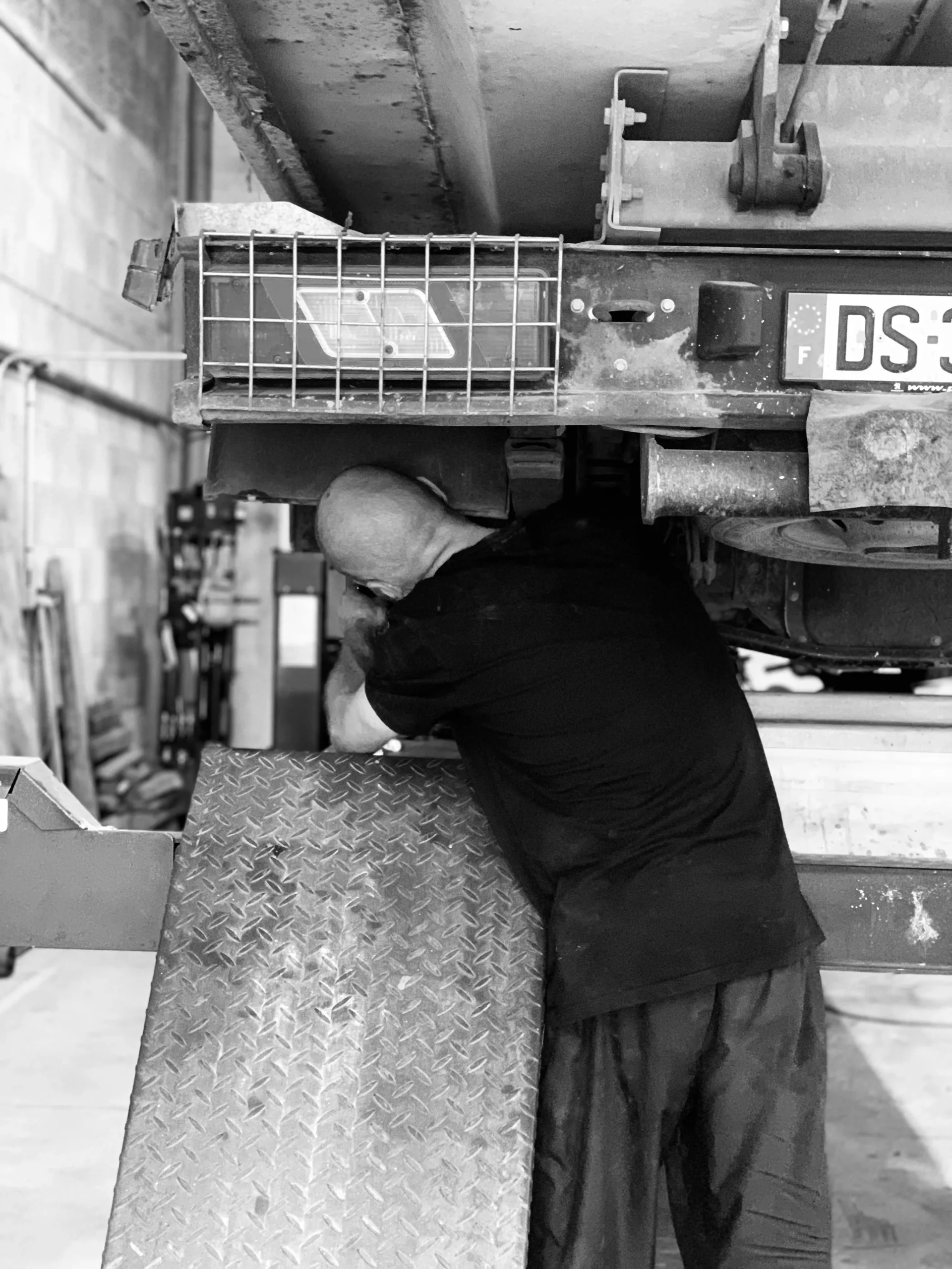 Réparation d’un véhicule dans l’atelier mécanique du garage solidaire DEFIS.