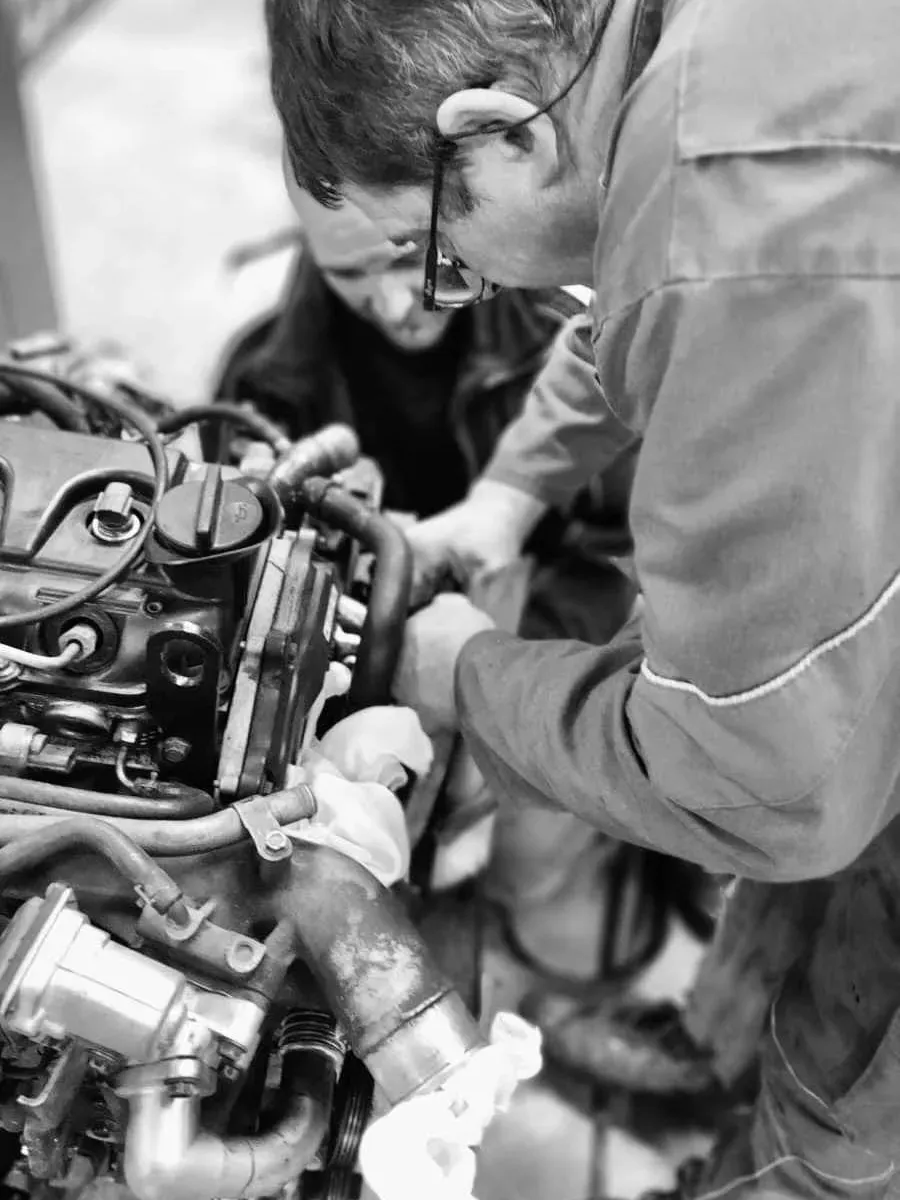 Intervention de mécanique automobile réalisée par DEFIS dans le cadre de son garage solidaire.