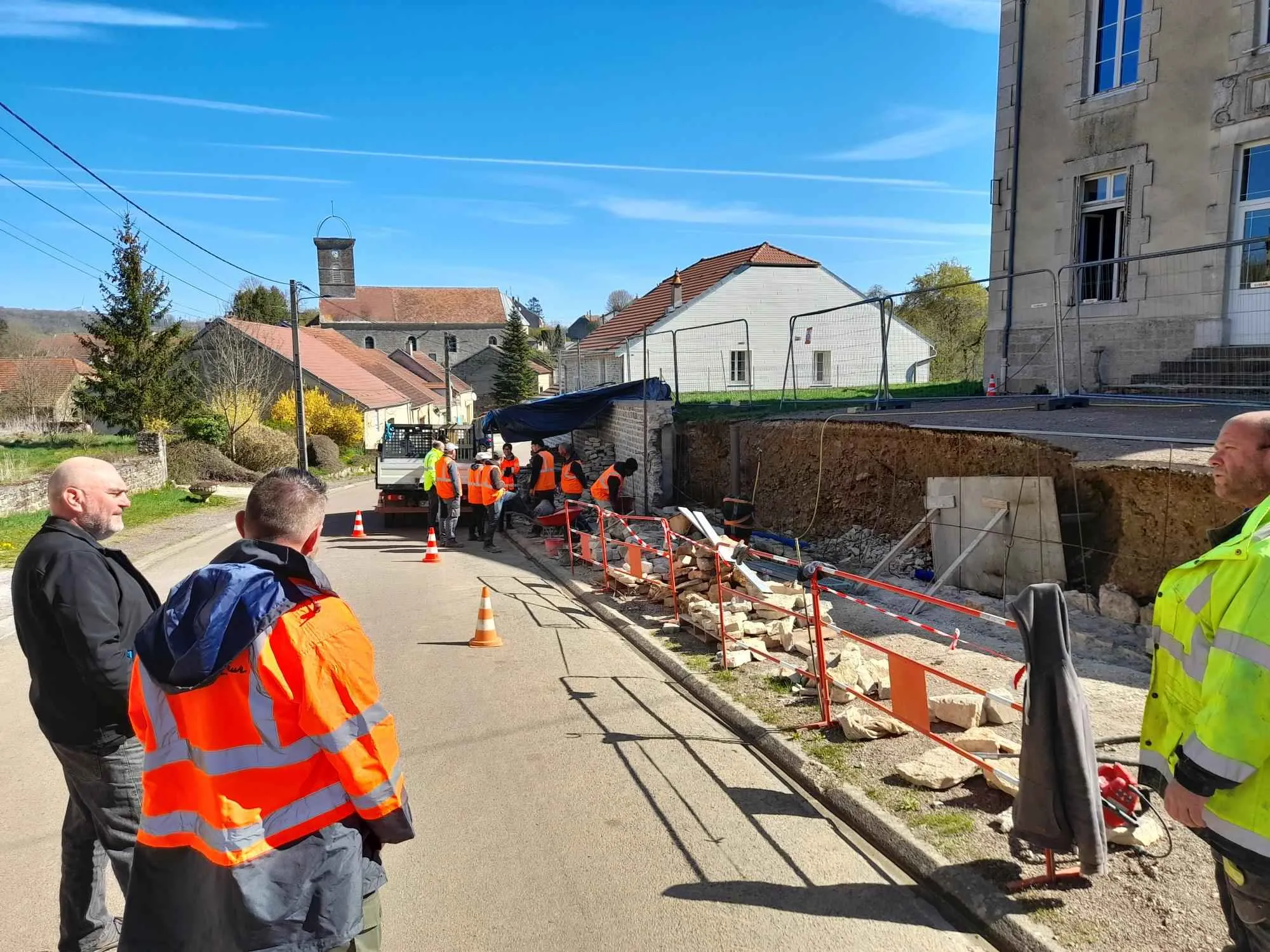 Chantier de maçonnerie réalisé par DEFIS avec construction d’un mur à Charmoilles.