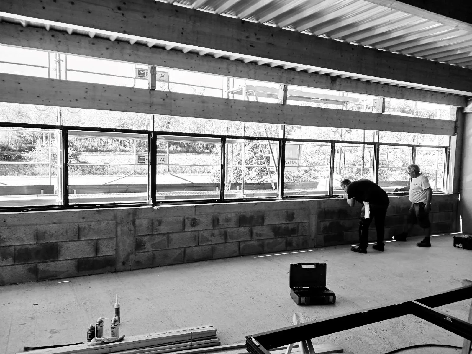 Pose de menuiseries par DEFIS sur un chantier de bâtiment.