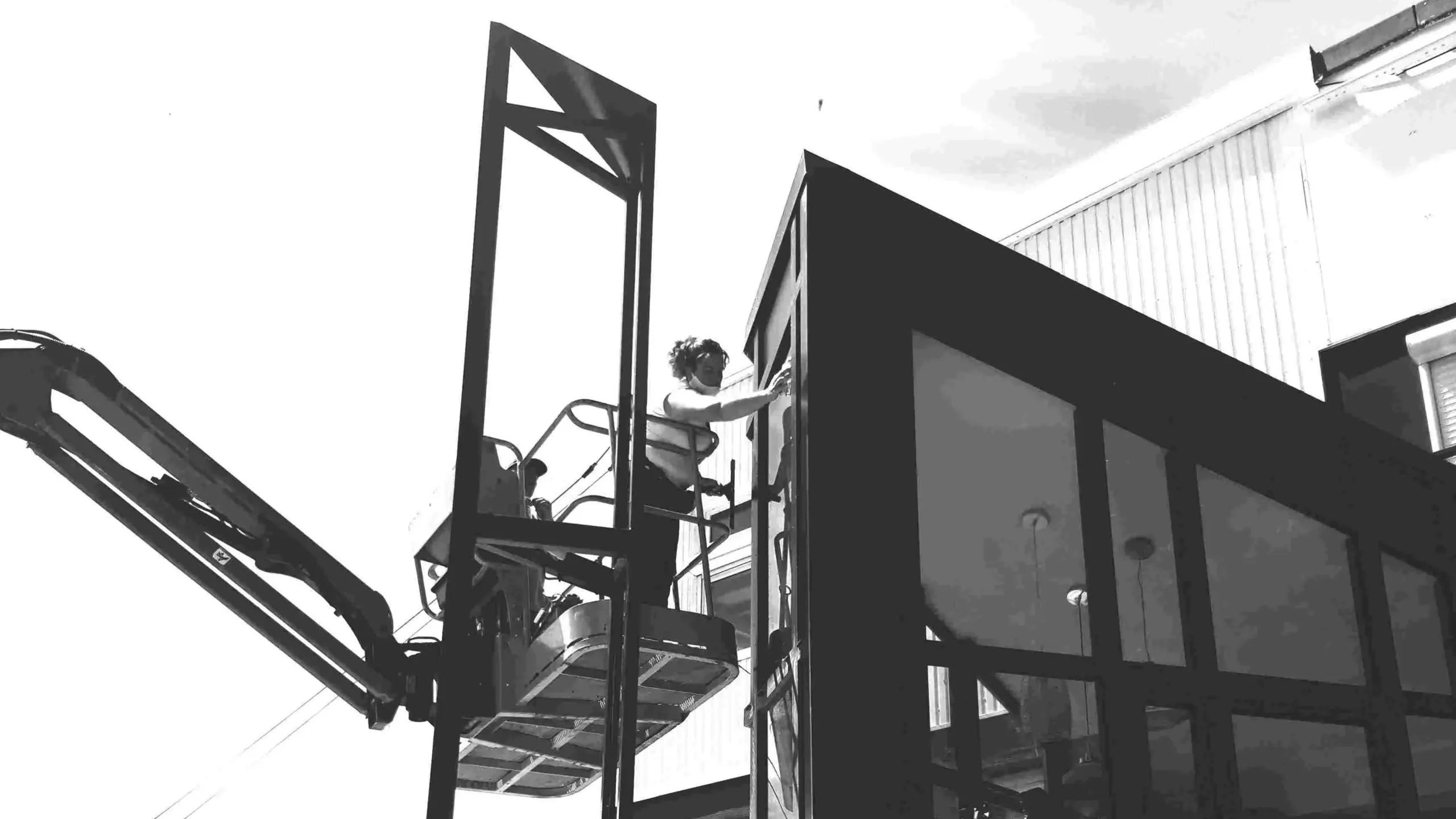 Intervention DEFIS en nacelle pour des travaux sur vitrages et menuiseries extérieures.